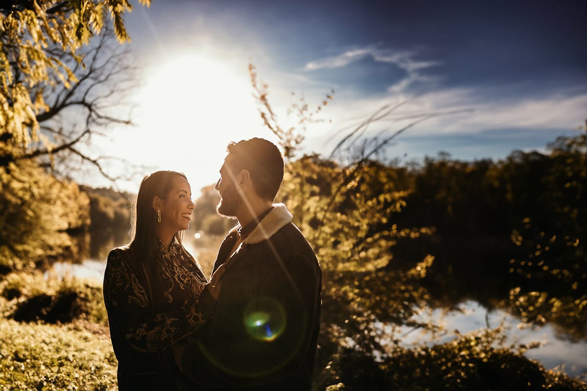 Prewedding a Torino, sul lungo Po al tramonto. Sole fra la coppia