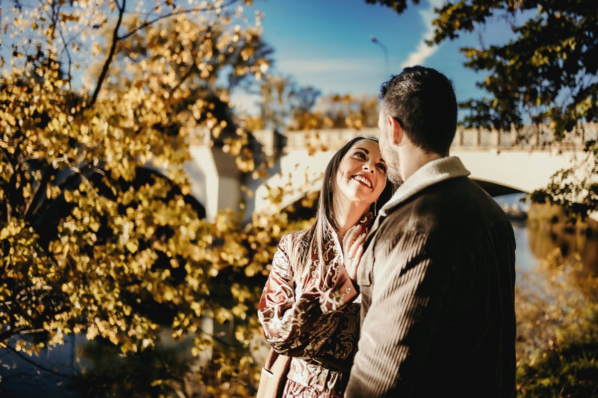 Prewedding a Torino, sul lungo Po al tramonto. La coppia si guarda davanti al ponte sul Po.