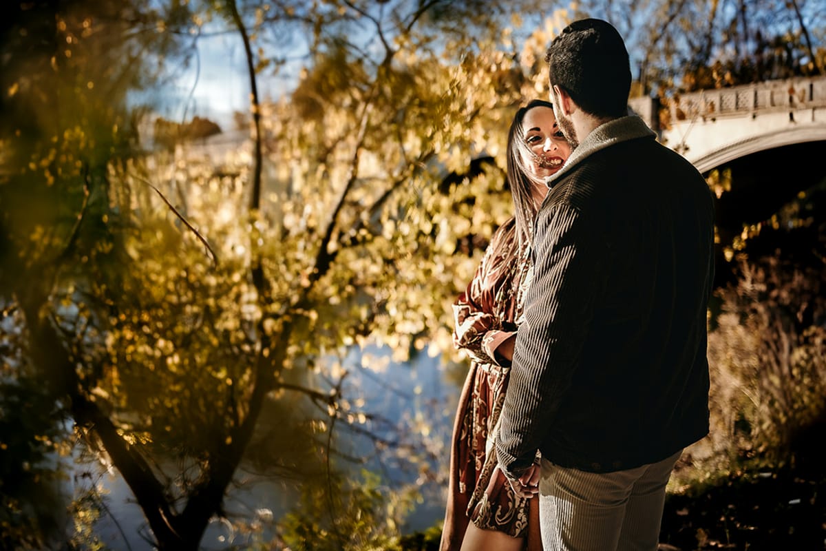 Prewedding a Torino, sul lungo Po al tramonto. La coppia si guarda davanti al ponte sul Po.