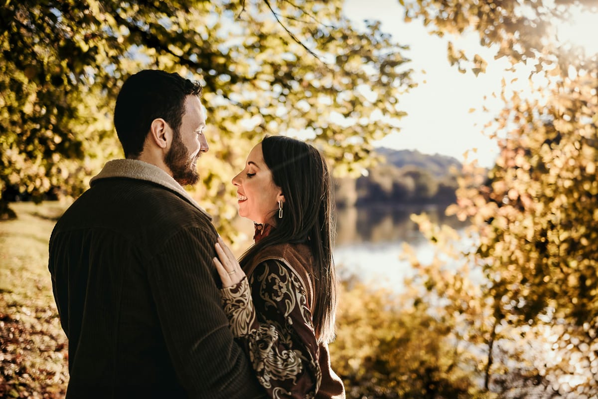 Prewedding a Torino, sul lungo Po al tramonto. La coppia si guarda