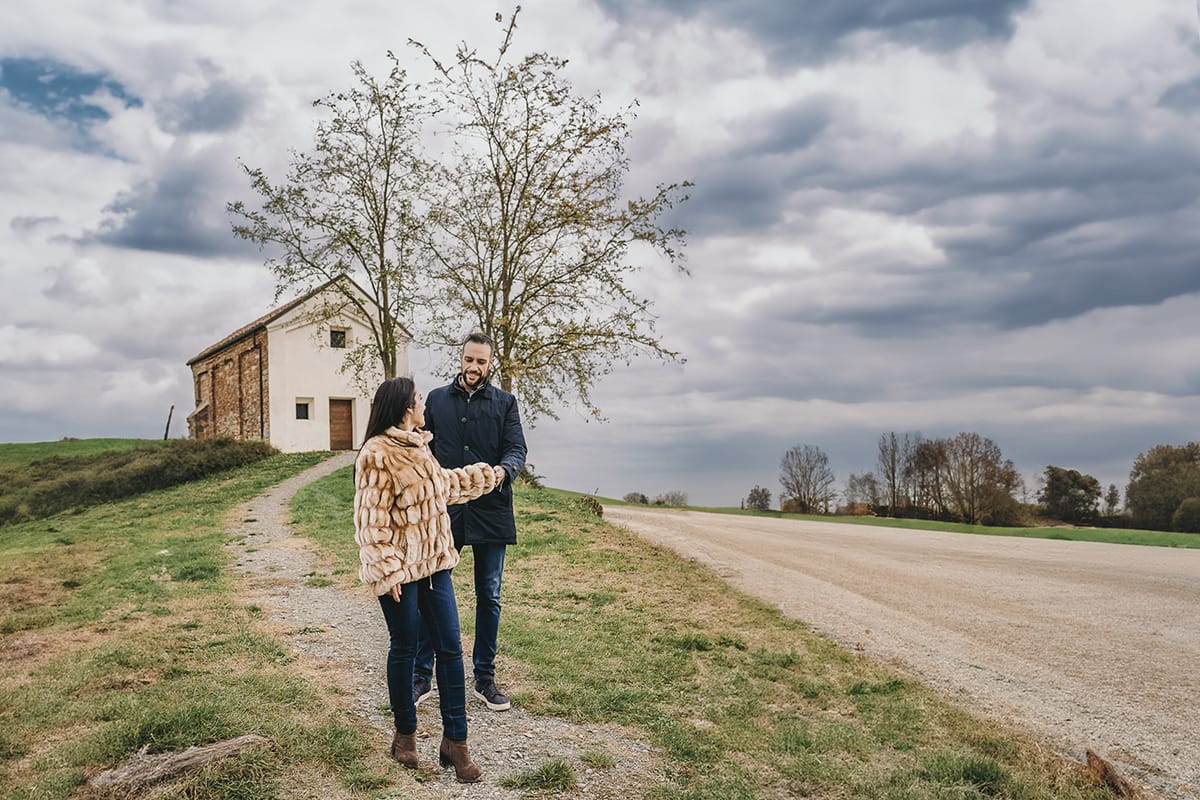 Fotografia di coppia invernale presso la chiesa di San Lorenzo di Mombello di Torino. Barbara e Riccardo camminano davanti alla chiesetta