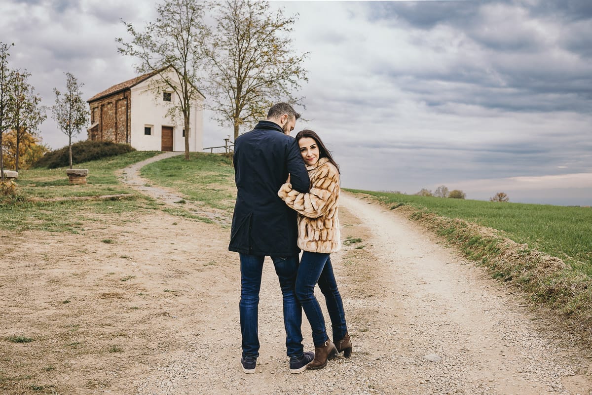 Fotografia di coppia invernale presso la chiesa di San Lorenzo di Mombello di Torino. Barbara e Riccardo