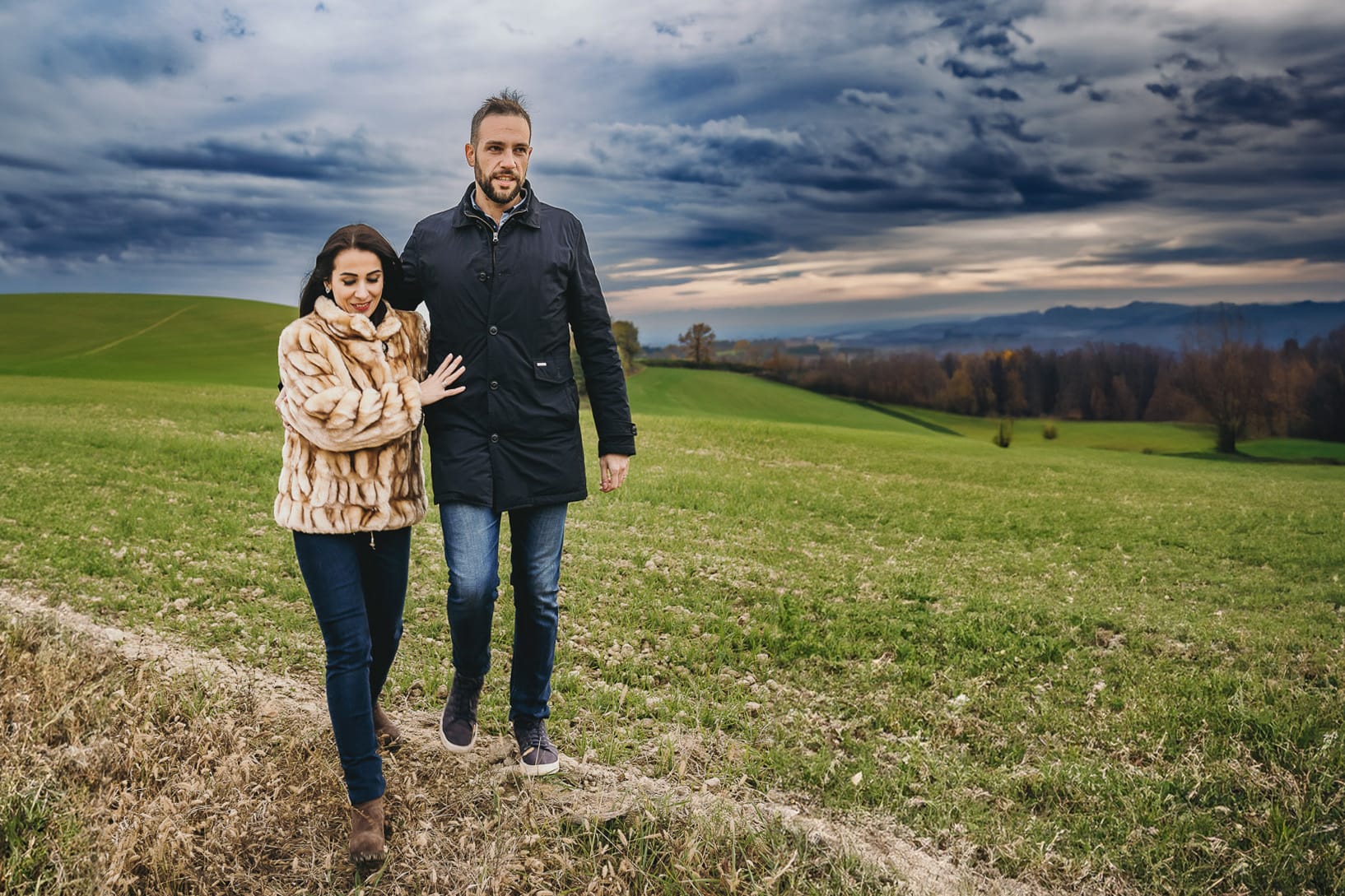 Fotografia di coppia invernale presso la chiesa di San Lorenzo di Mombello di Torino. Barbara e Riccardo