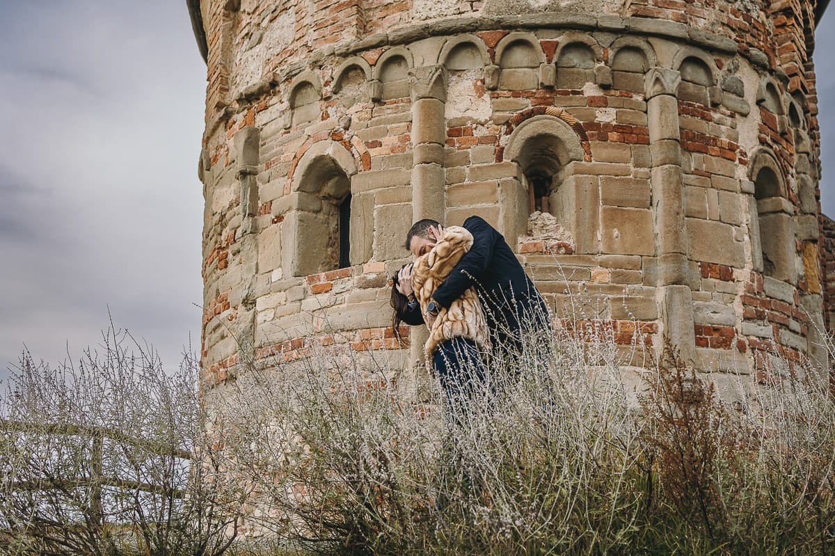 Fotografia di coppia invernale presso la chiesa di San Lorenzo di Mombello di Torino. Barbara e Riccardo