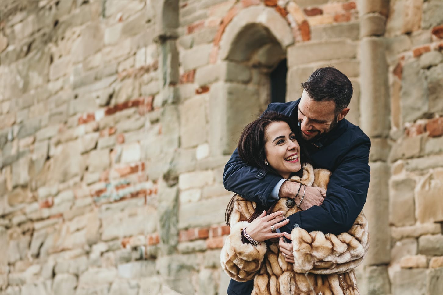 Fotografia di coppia invernale presso la chiesa di San Lorenzo di Mombello di Torino. Barbara e Riccardo