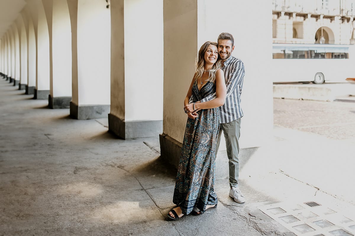 Prewedding nel centro di Torino Elisa e Davide sotto i portici di piazza Castello