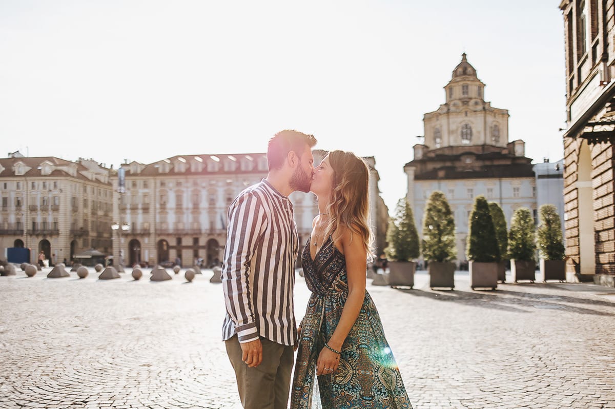 Prewedding nel centro di Torino Elisa e Davide si baciano in piazza Castello