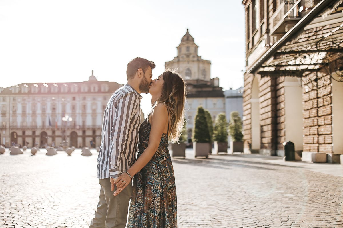 Prewedding nel centro di Torino Elisa e Davide si baciano in piazza Castello