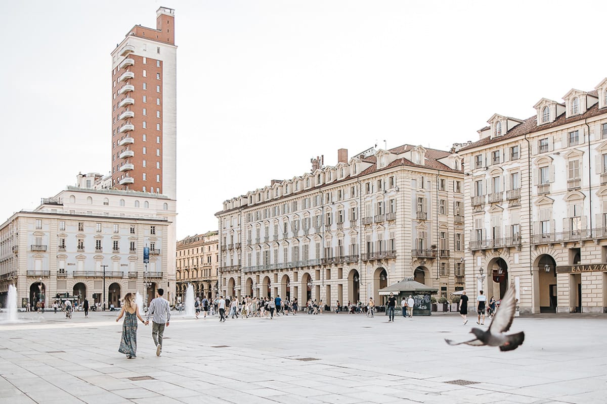 Prewedding nel centro di Torino Elisa e Davide camminano in piazza Castello