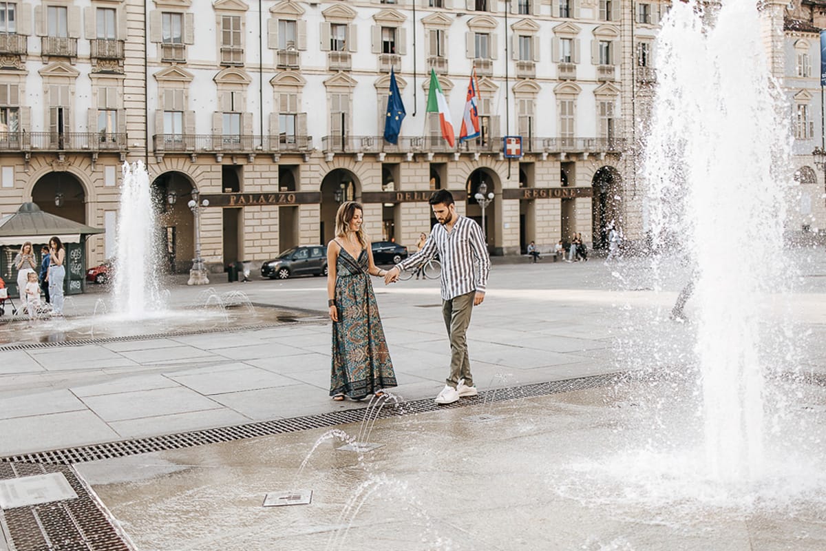 Prewedding nel centro di Torino Elisa e Davide in piazza Castello dietro alle fontane