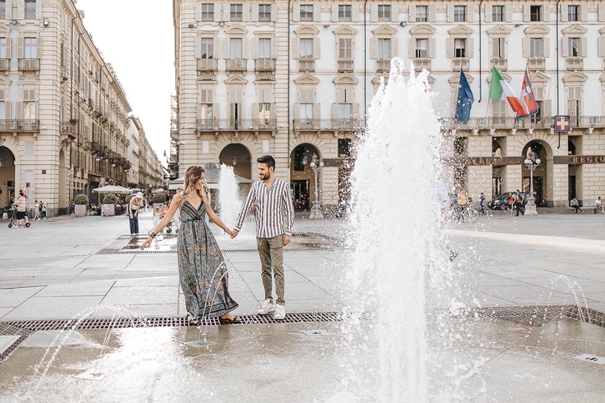 Prewedding nel centro di Torino Elisa e Davide in piazza Castello dietro alle fontane