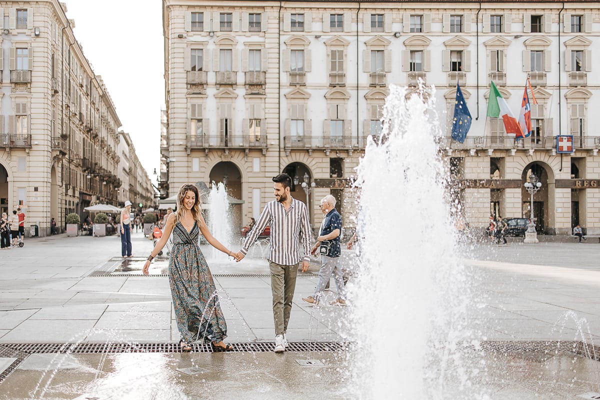 Prewedding nel centro di Torino Elisa e Davide in piazza Castello dietro alle fontane