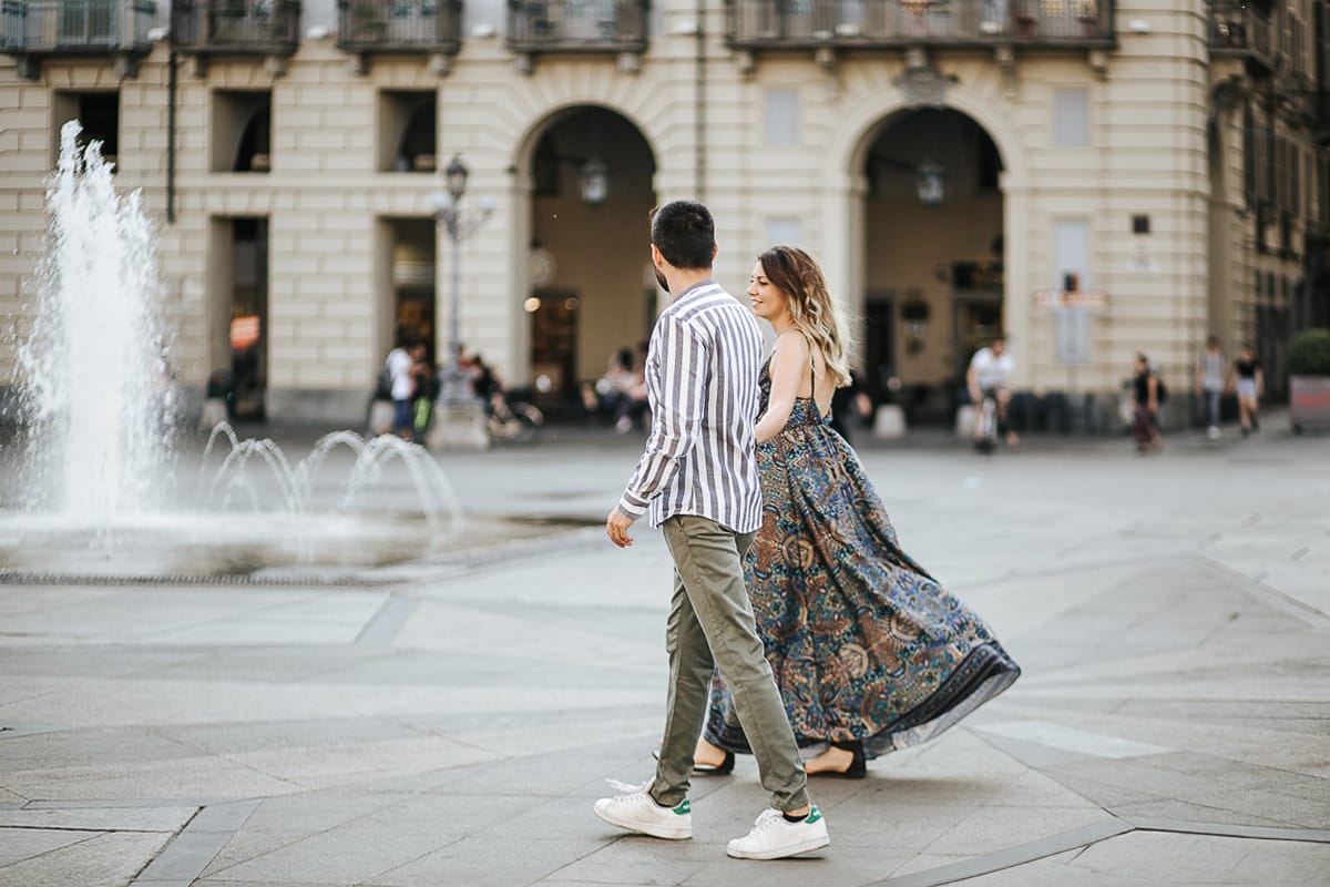 Prewedding nel centro di Torino Elisa e Davide in piazza Castello dietro alle fontane