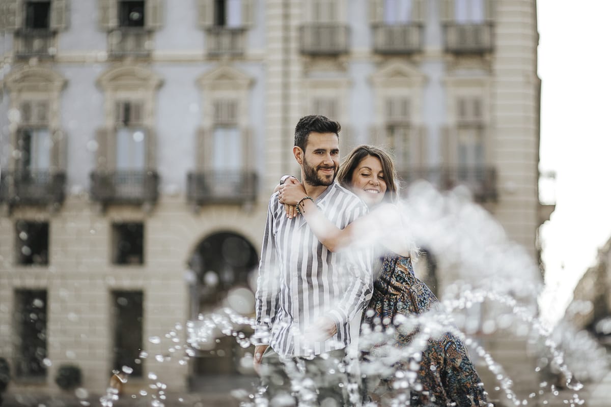 Prewedding nel centro di Torino Elisa e Davide in piazza Castello dietro alle fontane