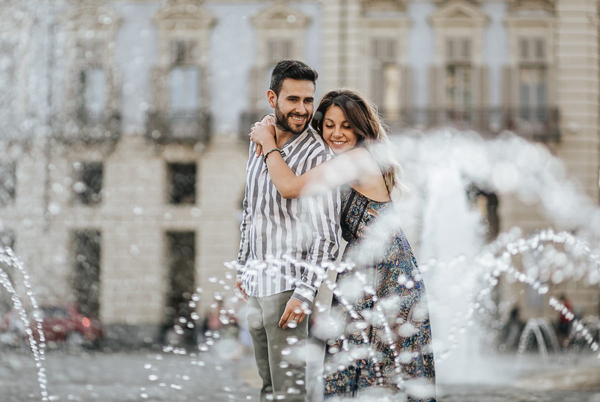 Prewedding nel centro di Torino Elisa e Davide in piazza Castello dietro alle fontane