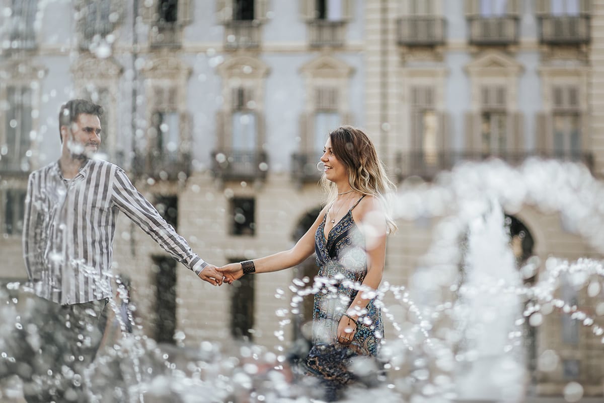 Prewedding nel centro di Torino Elisa e Davide in piazza Castello dietro alle fontane