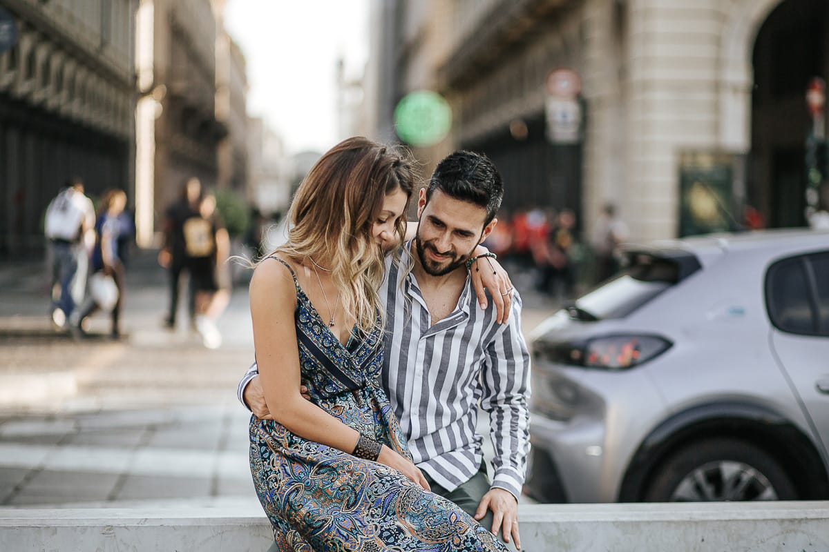 Prewedding nel centro di Torino Elisa e Davide in piazza Castello davanti all'imboccatura di via Roma