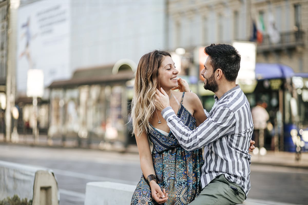 Prewedding nel centro di Torino Elisa e Davide in piazza Castello davanti all'imboccatura di via Roma