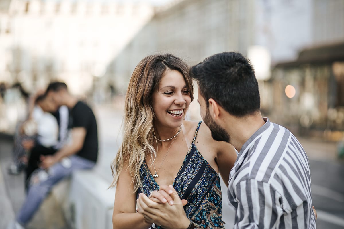Prewedding nel centro di Torino Elisa e Davide in piazza Castello davanti all'imboccatura di via Roma