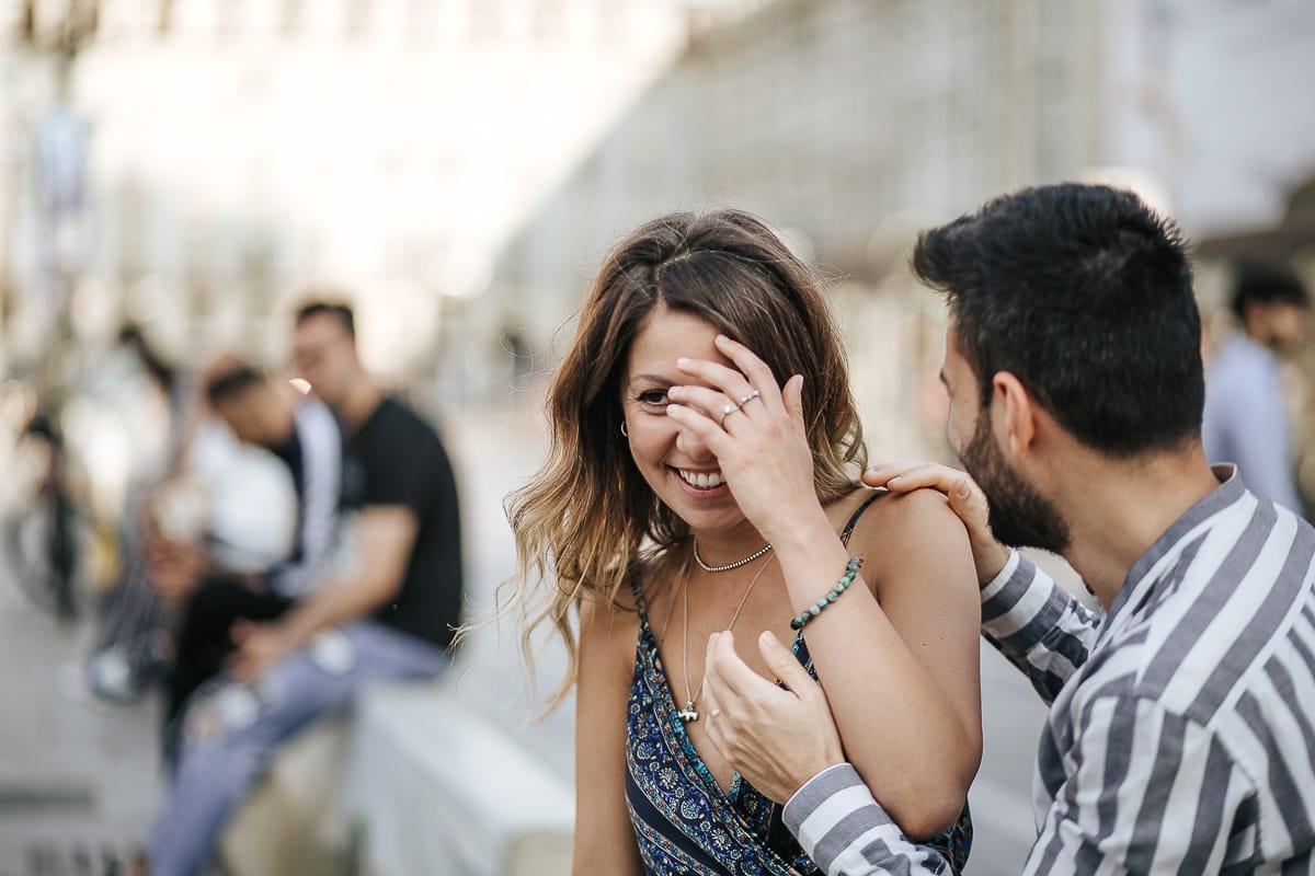 Prewedding nel centro di Torino Elisa e Davide in piazza Castello davanti all'imboccatura di via Roma