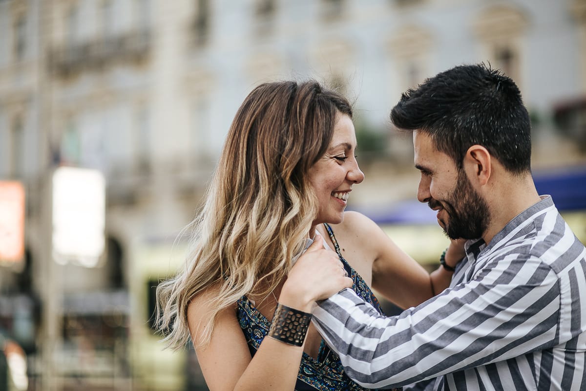 Prewedding nel centro di Torino Elisa e Davide in piazza Castello davanti all'imboccatura di via Roma