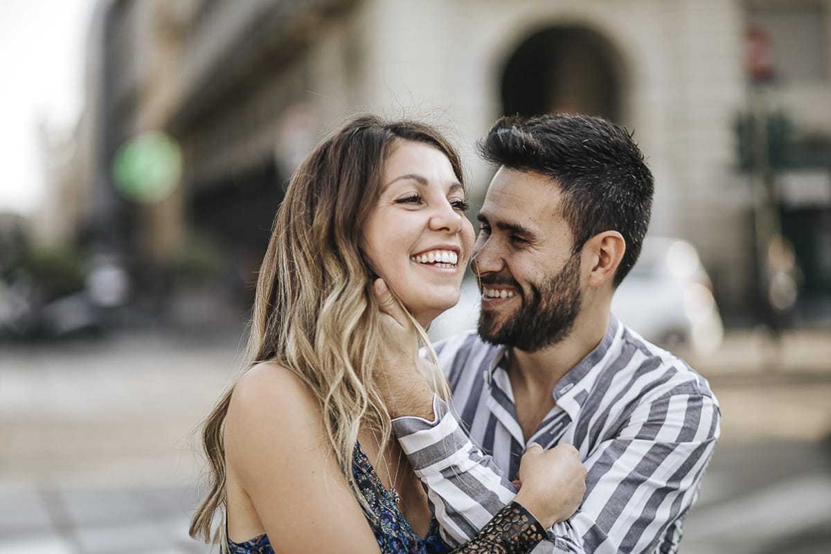 Prewedding nel centro di Torino Elisa e Davide in piazza Castello davanti all'imboccatura di via Roma