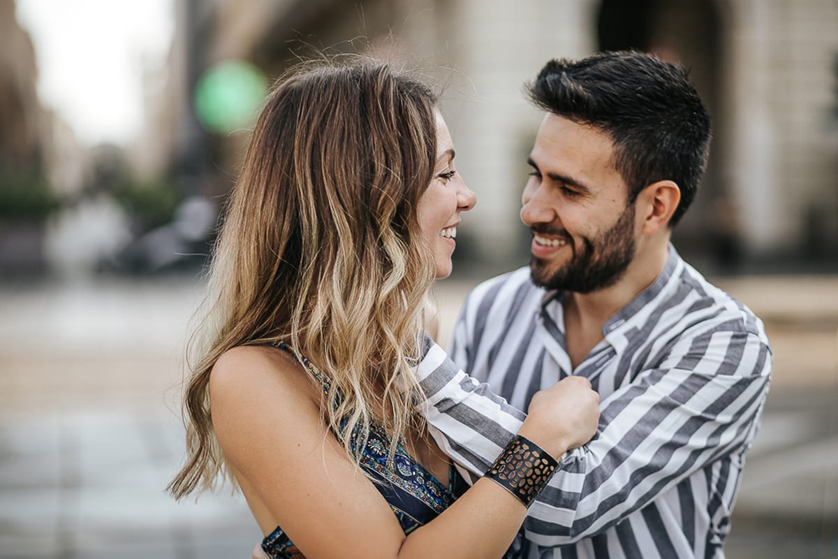 Prewedding nel centro di Torino Elisa e Davide in piazza Castello davanti all'imboccatura di via Roma