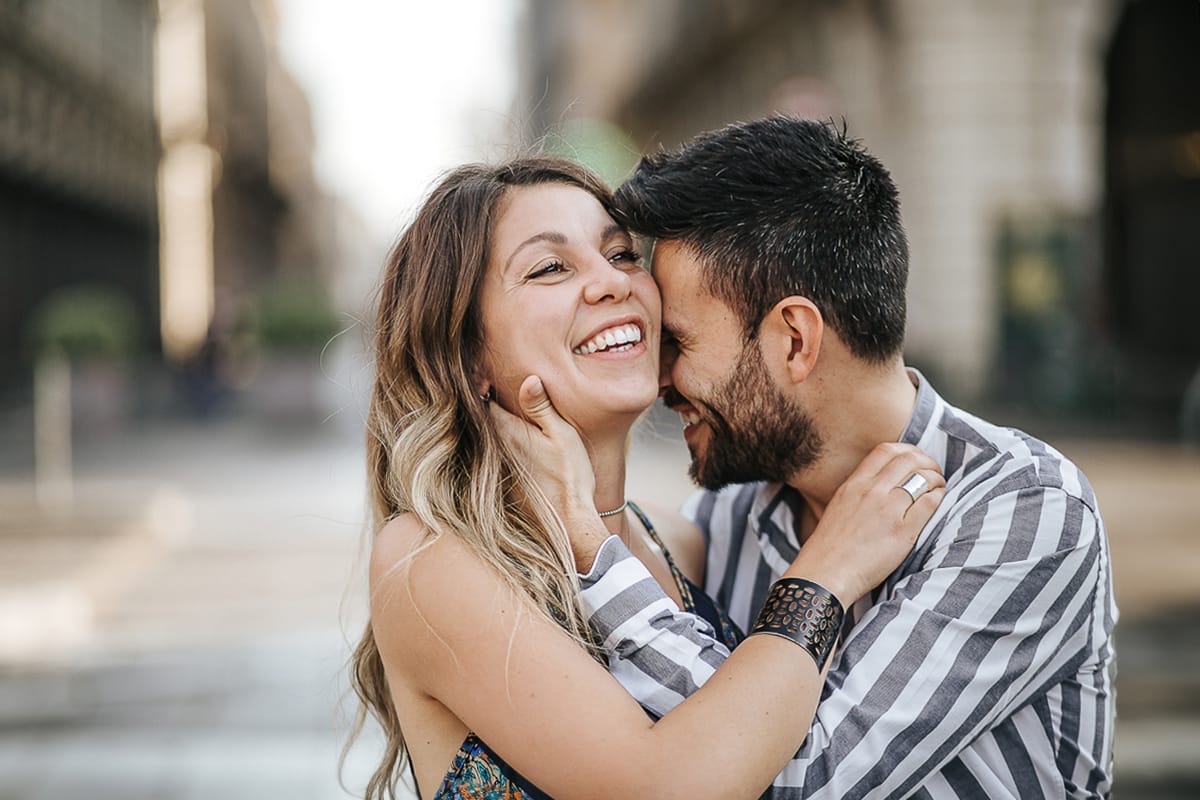 Prewedding nel centro di Torino Elisa e Davide in piazza Castello davanti all'imboccatura di via Roma