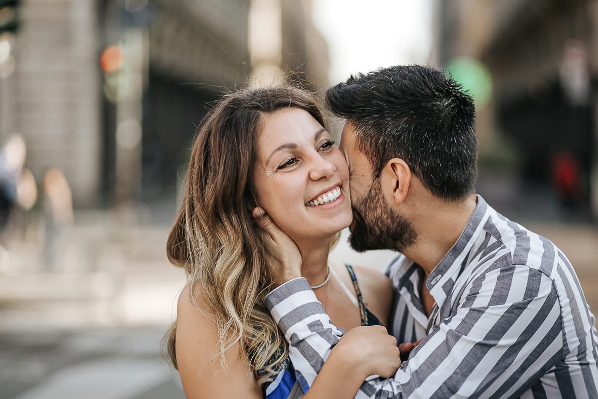 Prewedding nel centro di Torino Elisa e Davide in piazza Castello davanti all'imboccatura di via Roma