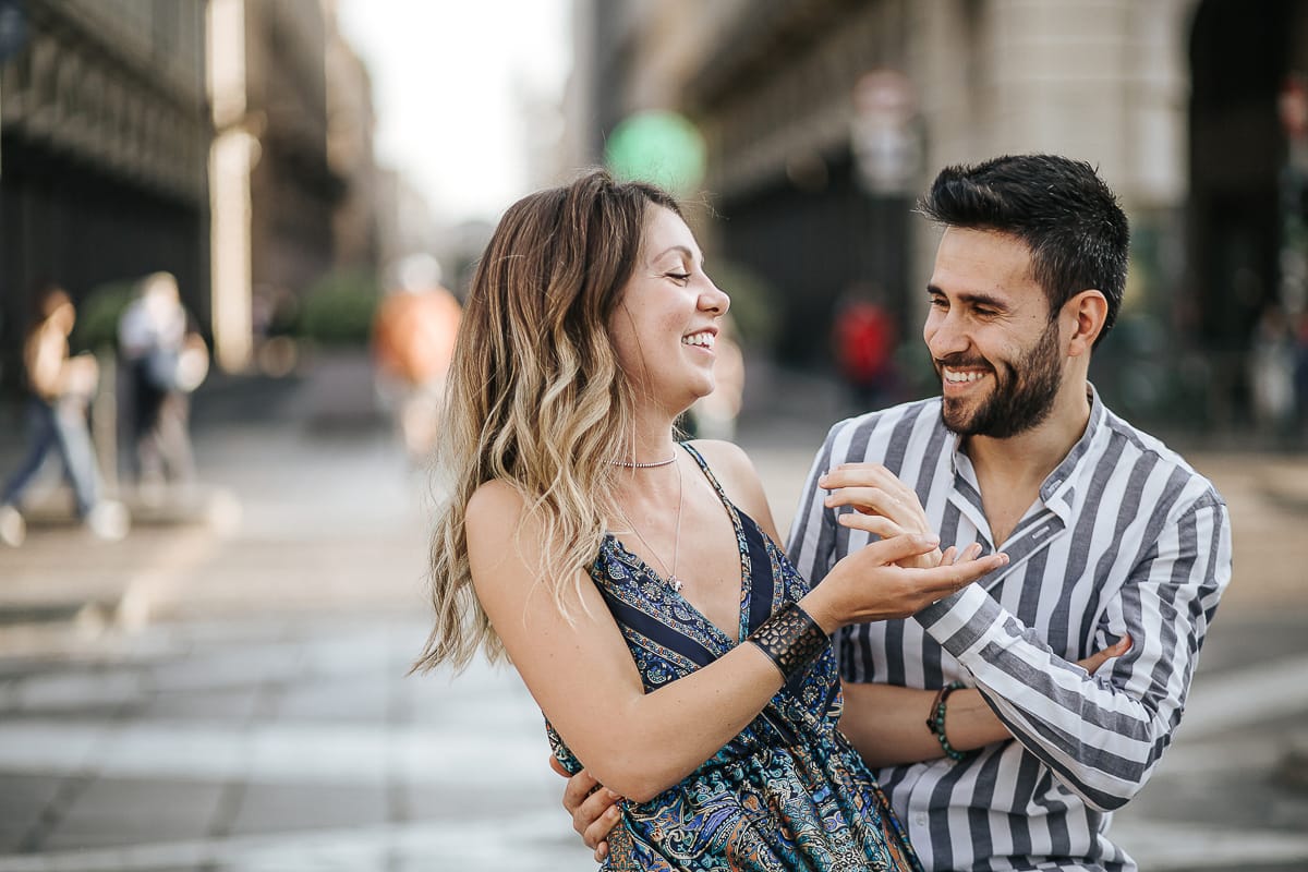 Prewedding nel centro di Torino Elisa e Davide in piazza Castello davanti all'imboccatura di via Roma