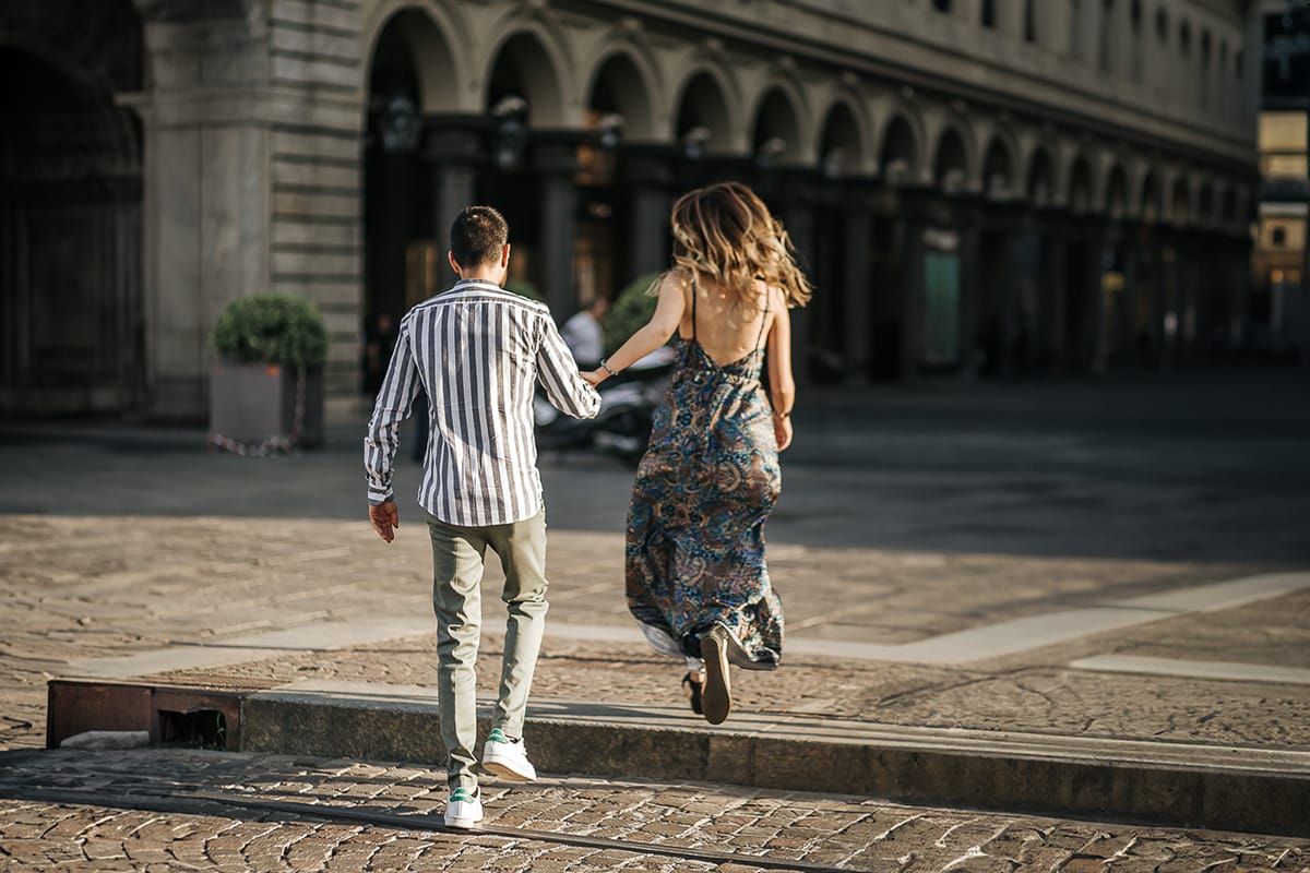 Prewedding nel centro di Torino Elisa e Davide in piazza Castello davanti all'imboccatura di via Roma