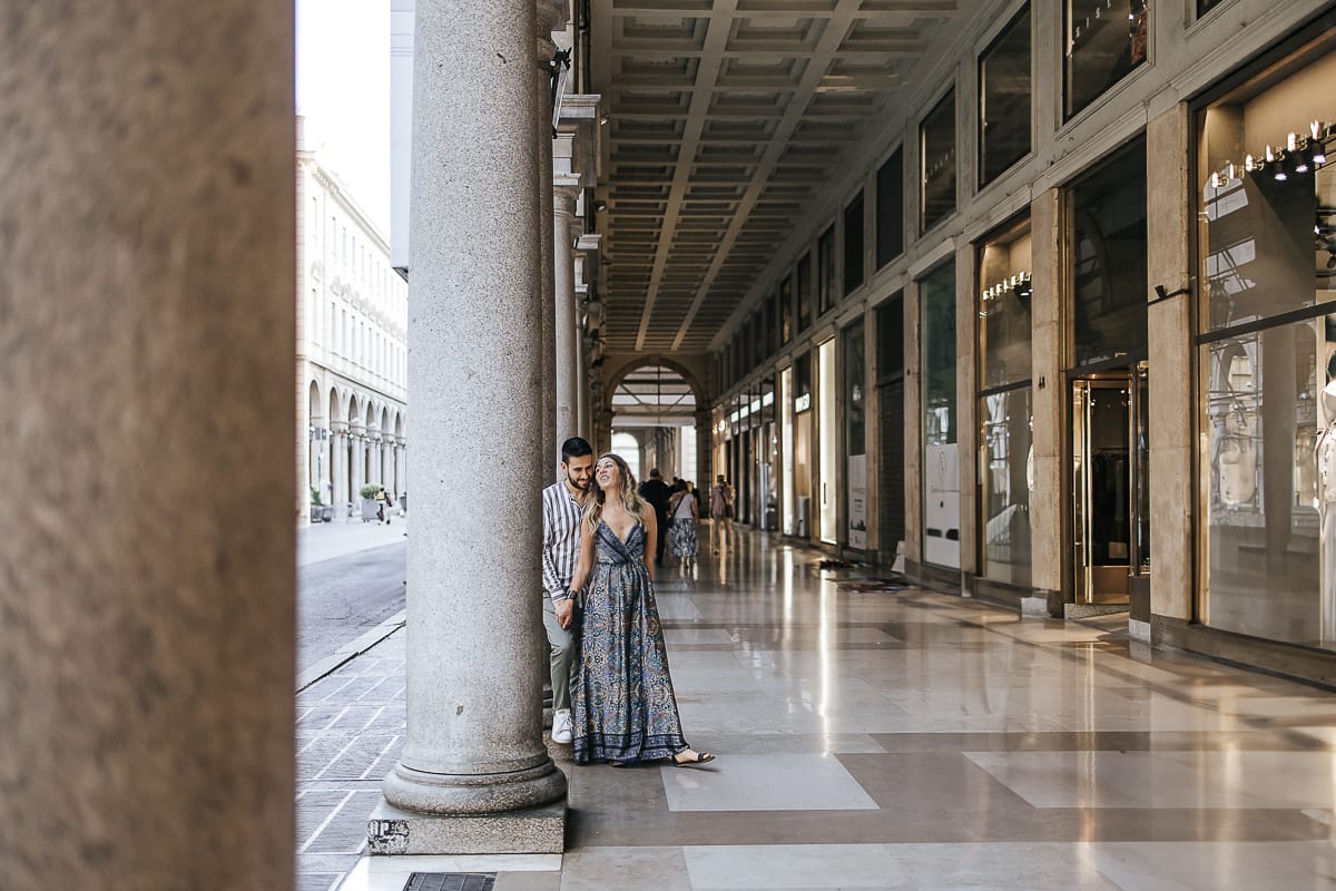 Prewedding nel centro di Torino Elisa e Davide sotto i portici di via Roma