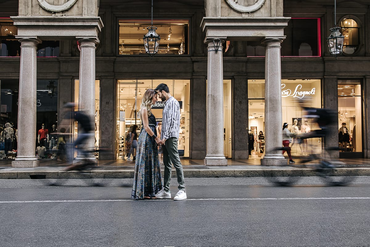 Prewedding nel centro di Torino Elisa e Davide in via Roma. Mosso creativo delle biciclette che passano