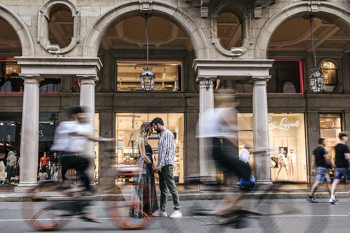 Prewedding nel centro di Torino Elisa e Davide in via Roma. Mosso creativo delle biciclette che passano