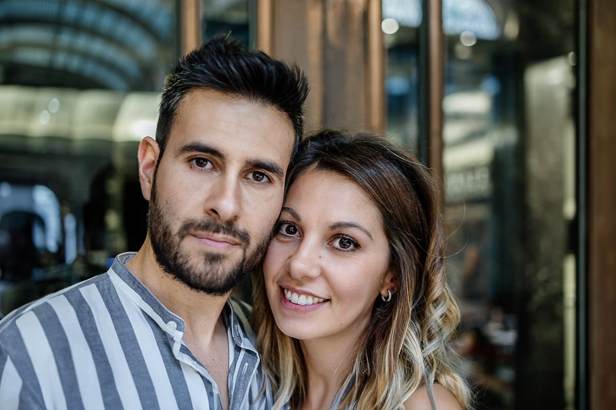 Prewedding nel centro di Torino Elisa e Davide in via Roman ella Galleria San Federico davanti al cinema Lux. Ritratto in primo piano.