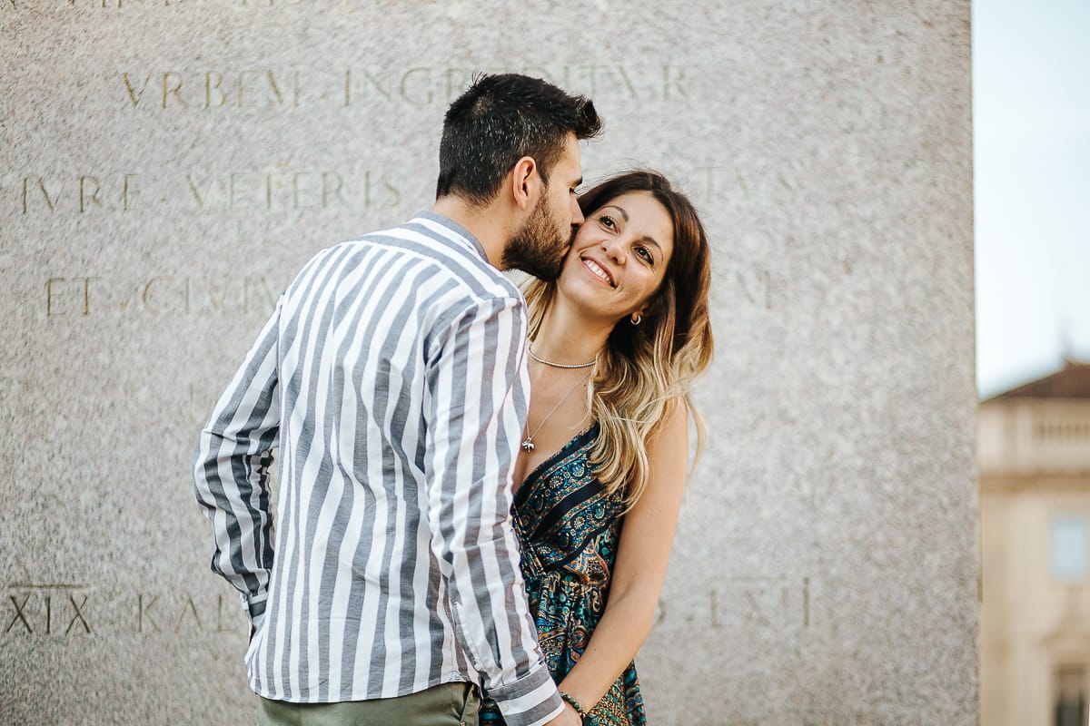 Prewedding nel centro di Torino Elisa e Davide in piazza San Carlo davanti al monumento del Caval 'd bruns