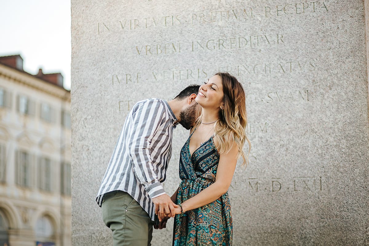 Prewedding nel centro di Torino Elisa e Davide in piazza San Carlo davanti al monumento del Caval 'd bruns
