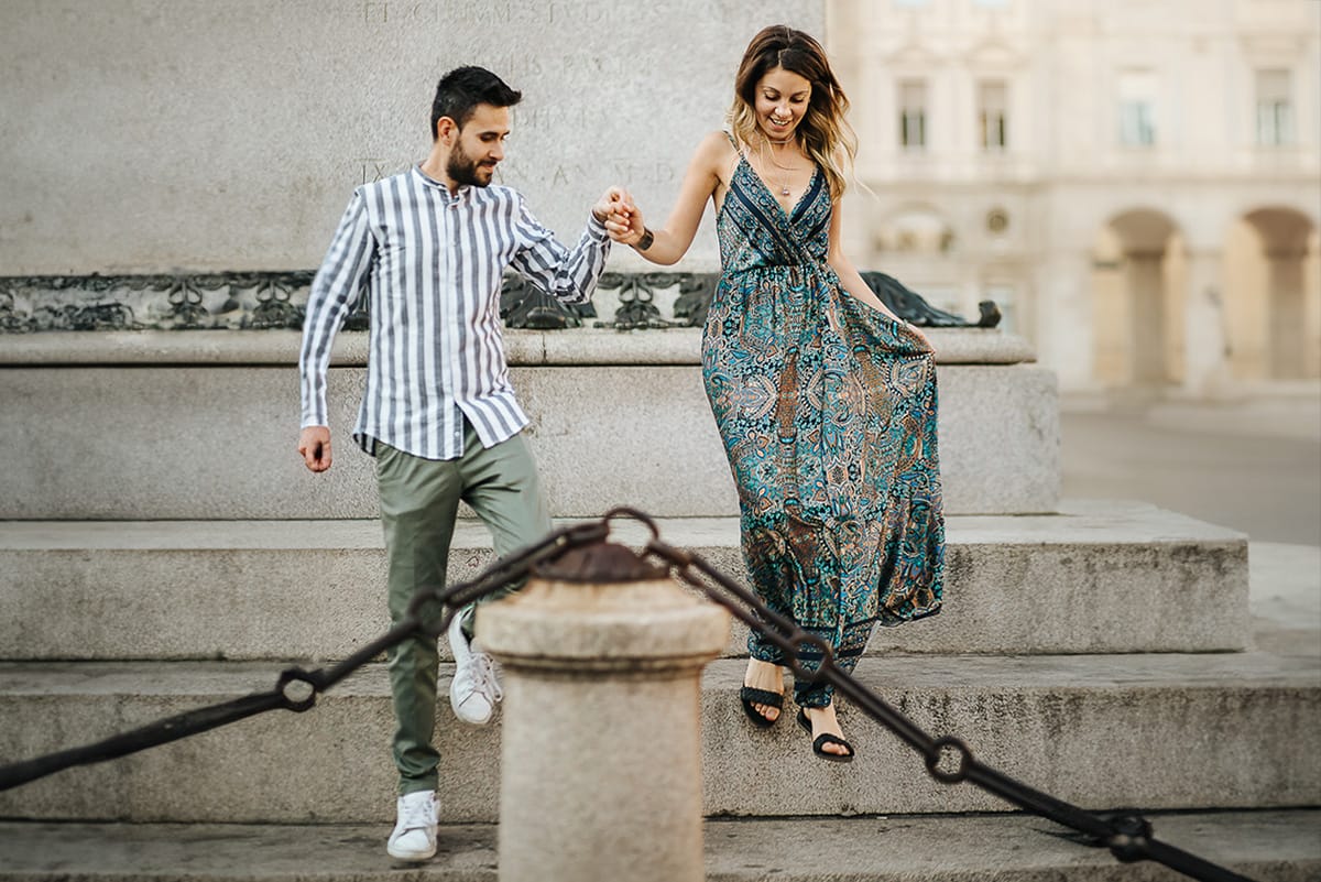 Prewedding nel centro di Torino Elisa e Davide in piazza San Carlo davanti al monumento del Caval 'd bruns
