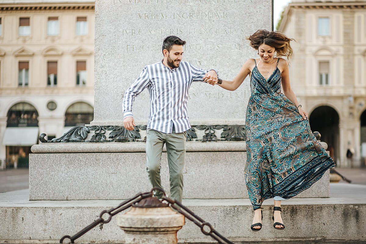 Prewedding nel centro di Torino Elisa e Davide in piazza San Carlo davanti al monumento del Caval 'd bruns