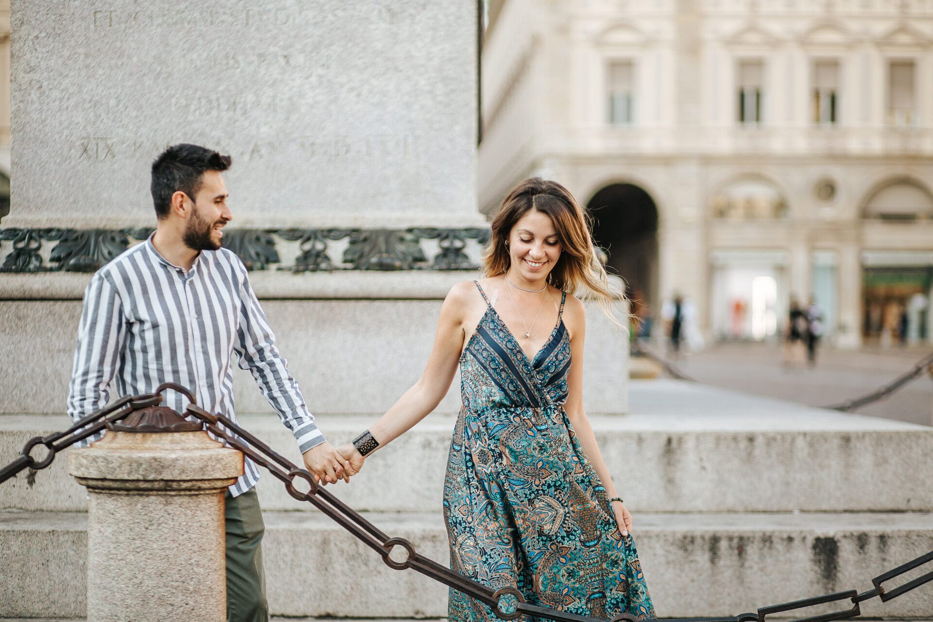 Prewedding nel centro di Torino Elisa e Davide in piazza San Carlo davanti al monumento del Caval 'd bruns