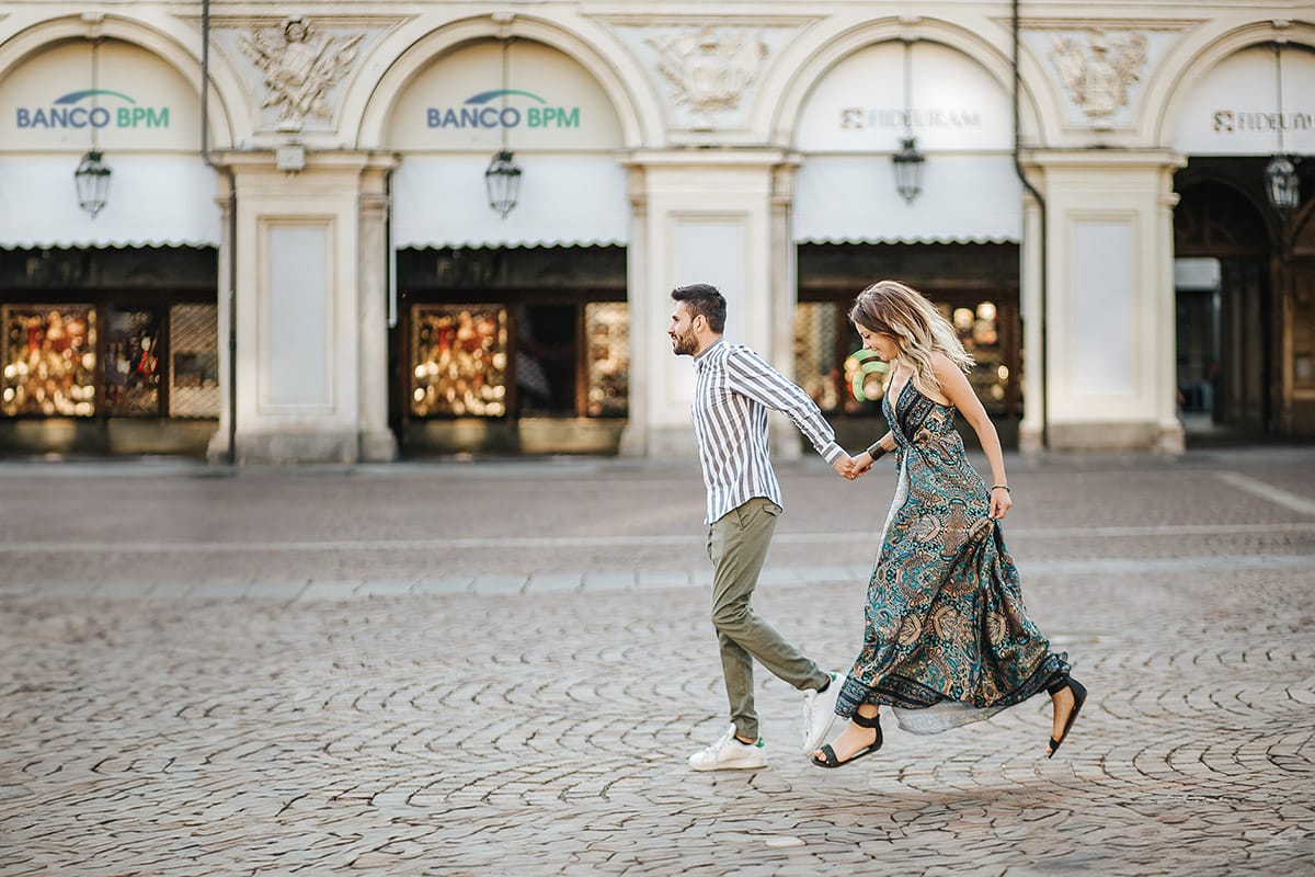 Prewedding nel centro di Torino in piazza San Carlo corrono