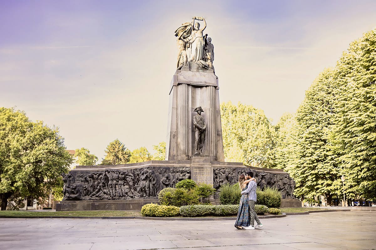 Prewedding nel centro di Torino nei giardini Reali davanti al monumento ai Carabinieri