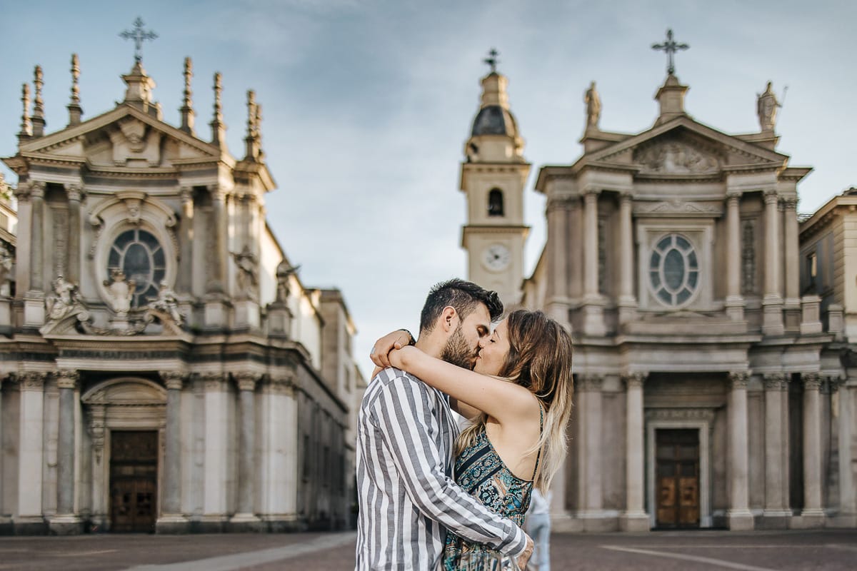 Prewedding nel centro di Torino Elisa e Davide in piazza San Carlo si baciano davanti alle chiese gemelle
