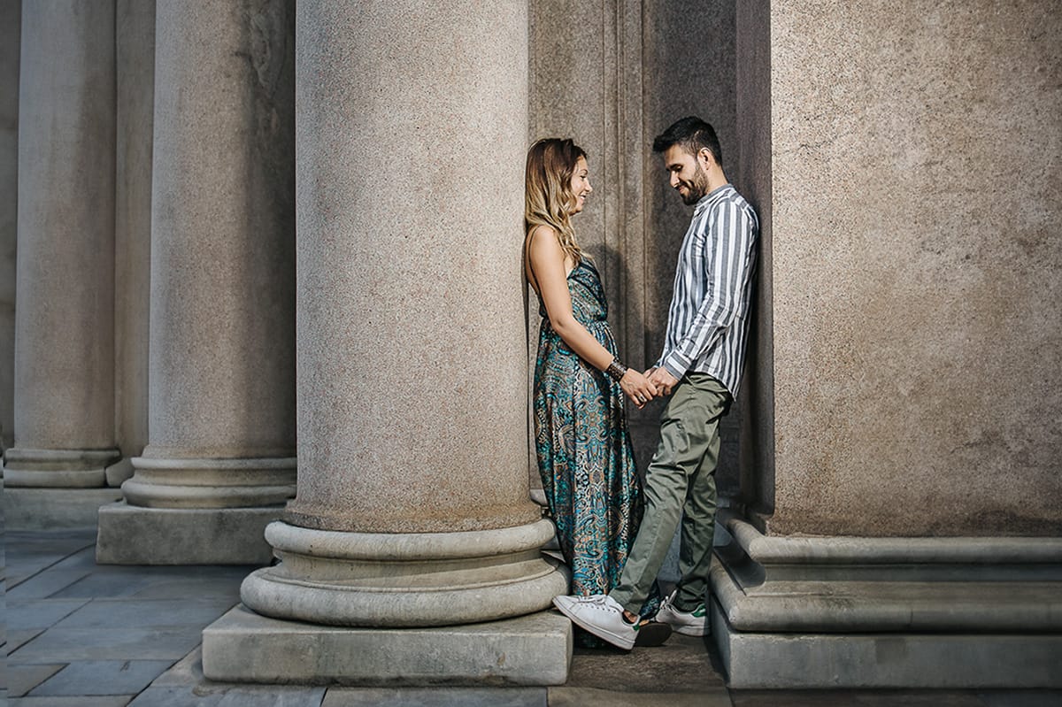 Prewedding nel centro di Torino Elisa e Davide in piazza San Carlo tra le colonne