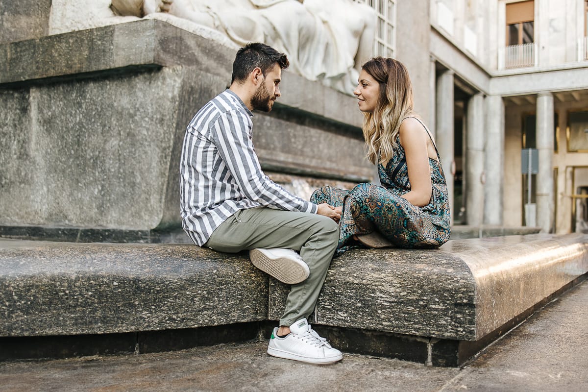 Prewedding nel centro di Torino Elisa e Davide in piazza San Carlo seduti sulla fontana di piazza CLN