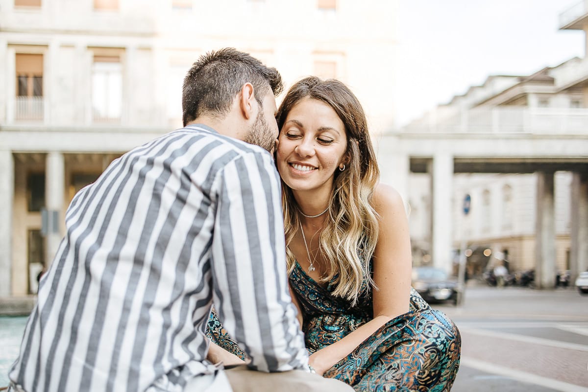 Prewedding nel centro di Torino Elisa e Davide in piazza San Carlo seduti sulla fontana di piazza CLN