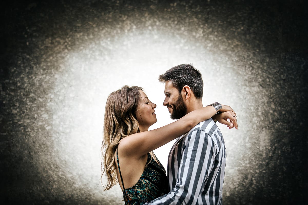 Prewedding nel centro di Torino Elisa e Davide in piazza CLN ritratto con flash esterno che crea cerchio di luce dietro la coppia.