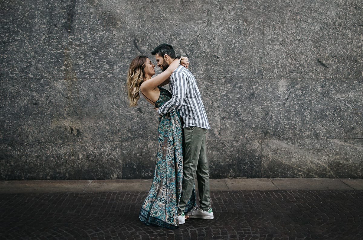 Prewedding nel centro di Torino Elisa e Davide in piazza CLN ritratto