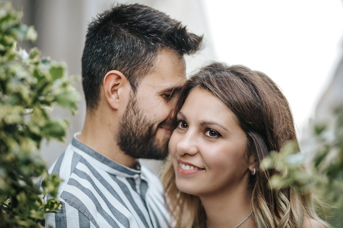 Prewedding nel centro di Torino Elisa e Davide in piazza CLN ritratto ravvicinato tra i vasi topiari