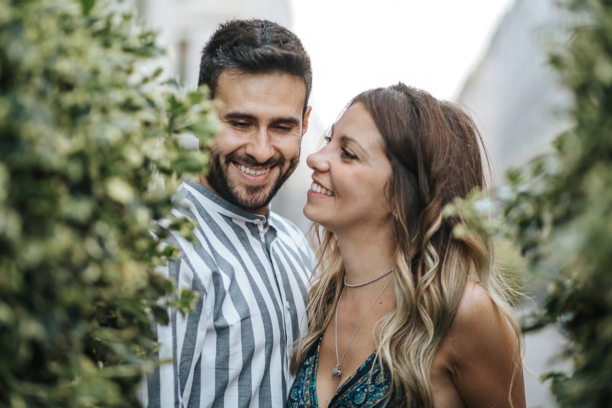 Prewedding nel centro di Torino Elisa e Davide in piazza CLN ritratto ravvicinato tra i vasi topiari